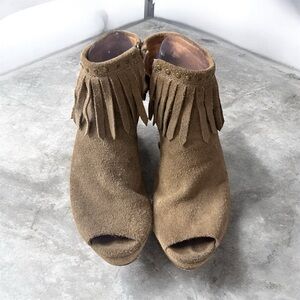 Chocolat Blu Suede Fringe Wedge Booties Peep Toe Ankle Western Boho 6.5 zip